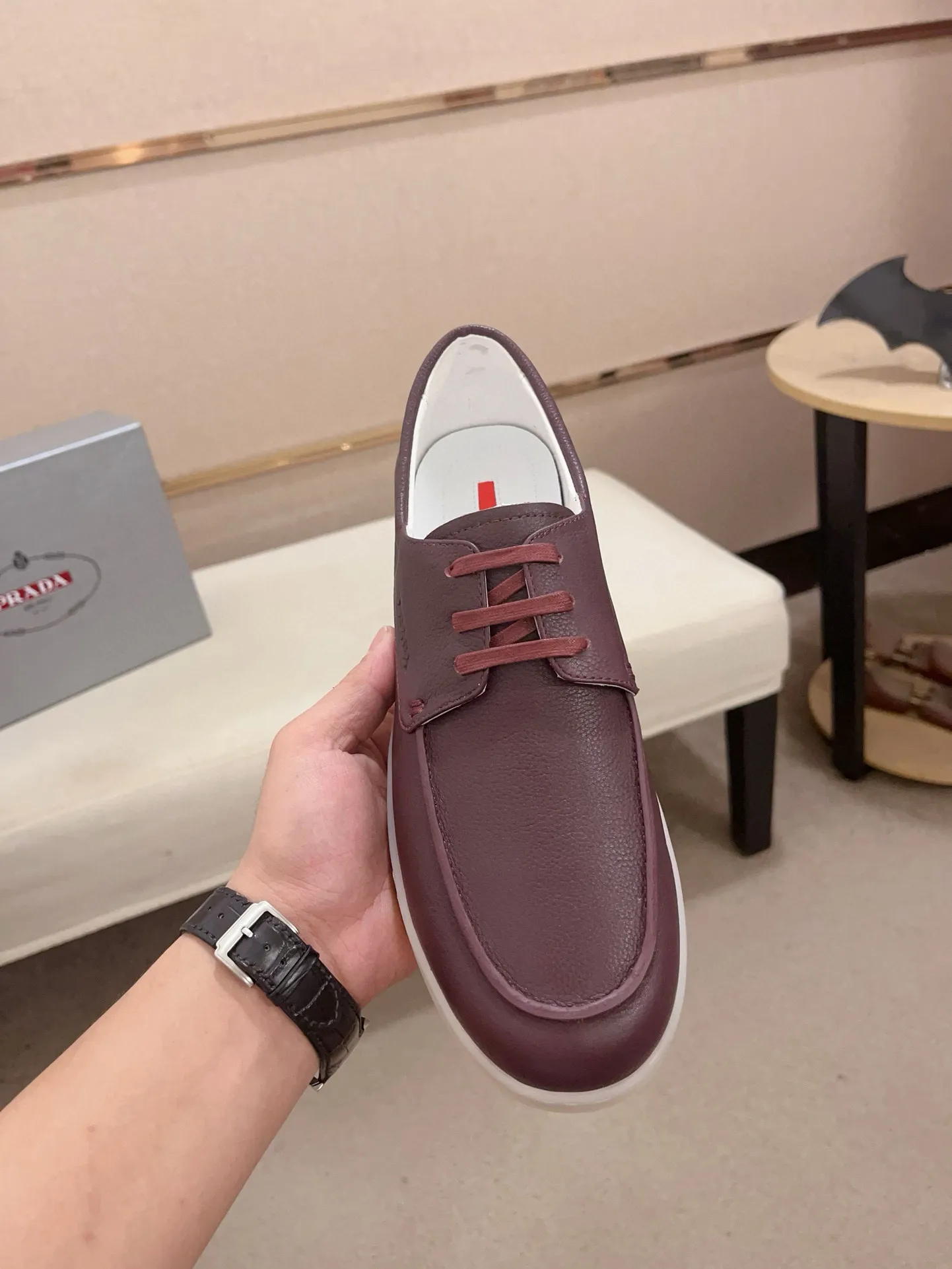 Men's shoes 💰 540💰 ✔️✔️✔️Higher version High-quality new PRADA (Prada) counters are launched at the same time. The new men's shoes and 😘 fabrics are made of high-tech glue-making technology. Lining: Full cowhide lining. 👍🏿 High-end ☄️ air-cushion molded anti-slip rubber outsole, exquisite lines, simple and elegant, comfortable and high-end for leisure travel. Code number: 38 to 44 (45 can be customized and cannot be returned or exchanged)